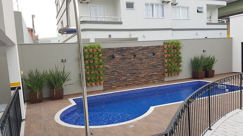 VAR 102B Amplo apto em Residencial com piscina